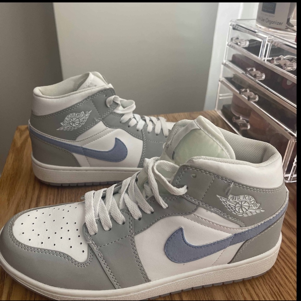 Womens AirJordan 1 Mid Wolf Grey Aluminum
